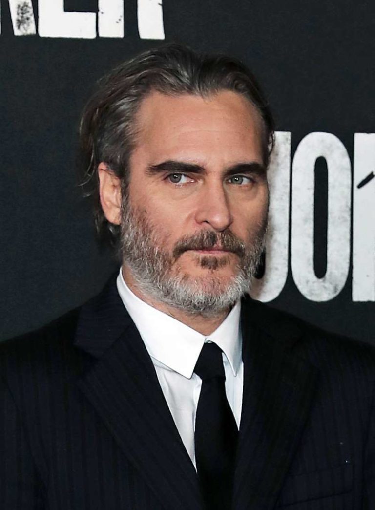 Joaquin Phoenix choca contra camión y se entrega a la policía