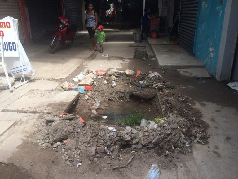 Fuga de agua tiene 7 meses en mercado de Villa Juárez y aún no la reparan