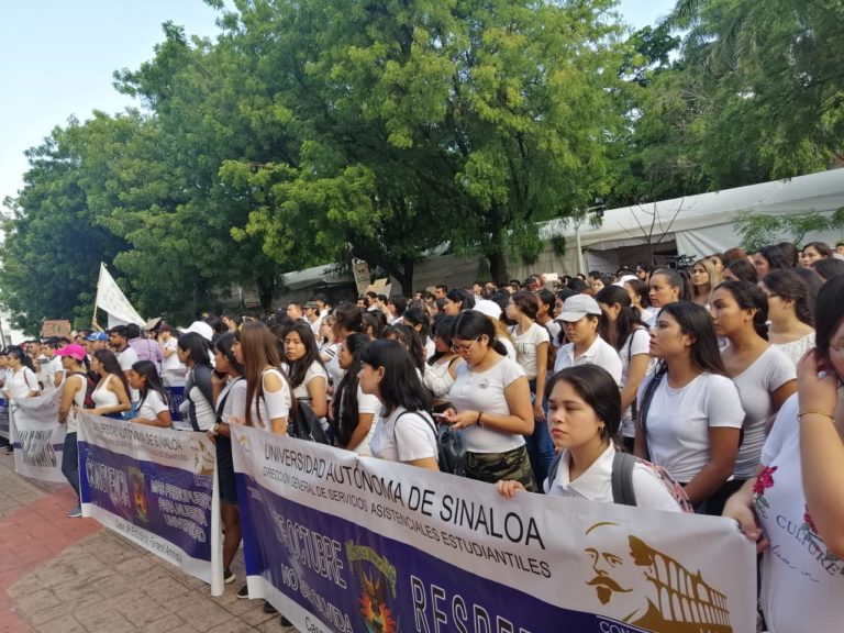 Conmemoran estudiantes con marcha matanza del ’68