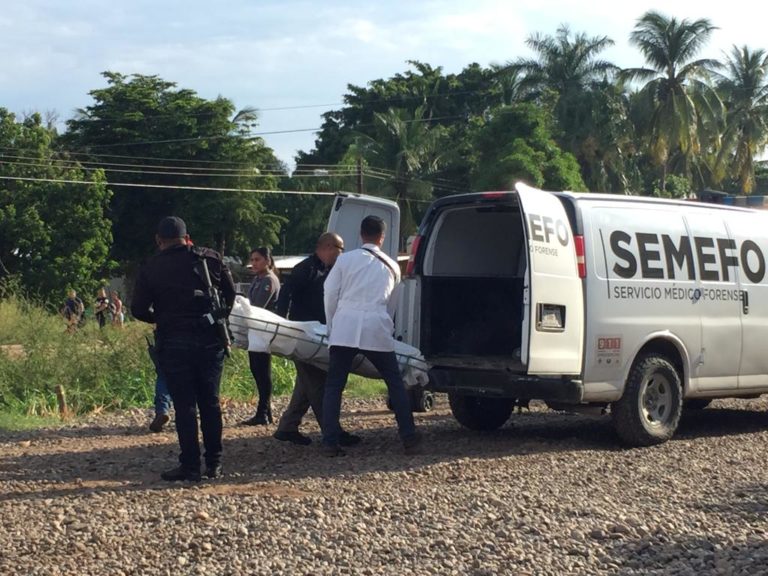 Hallan cadáver a un costado de canal en La Sinaloa, Navolato