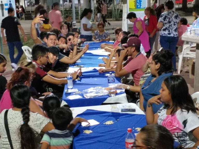 Con cartas gratis entrega PAN Navolato más de 90 regalos en lotería