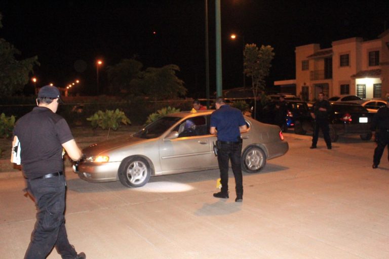 Asesinan a hombre dentro de un automóvil