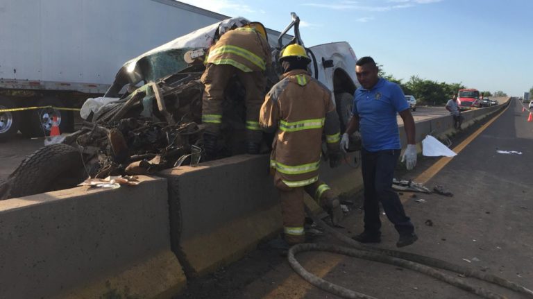 Iba en sentido contrario y se impacta de frente contra tráiler; un muerto y un herido en ‘La Costera’