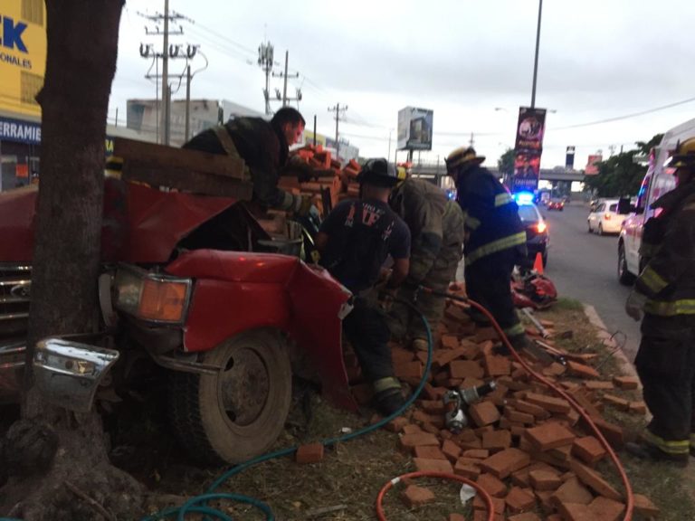 Iba cargado de ladrillos y sale herido al impactarse en el Zapata