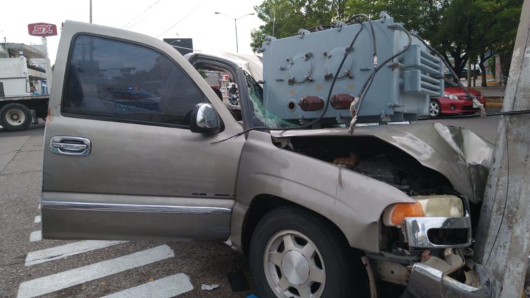 Dos heridos; les cayó transformador tras impacto
