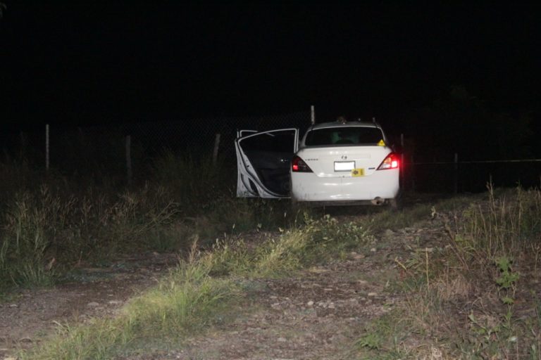 En auto lo localizan muerto a golpes