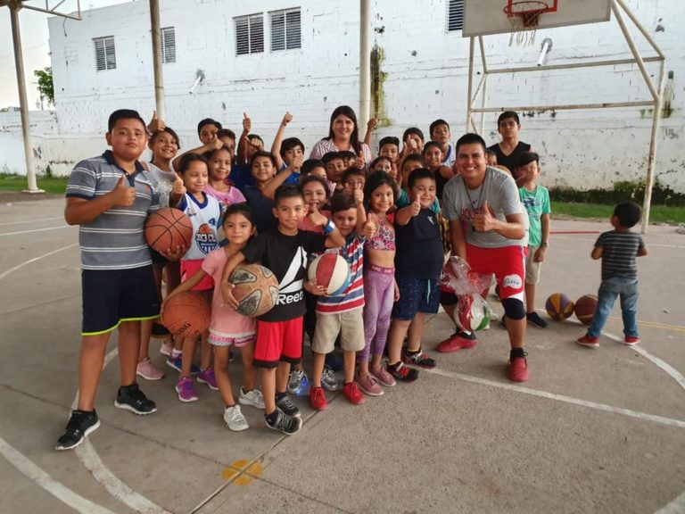 Combaten con basquetbol apego de niños a móviles en Villa Juárez