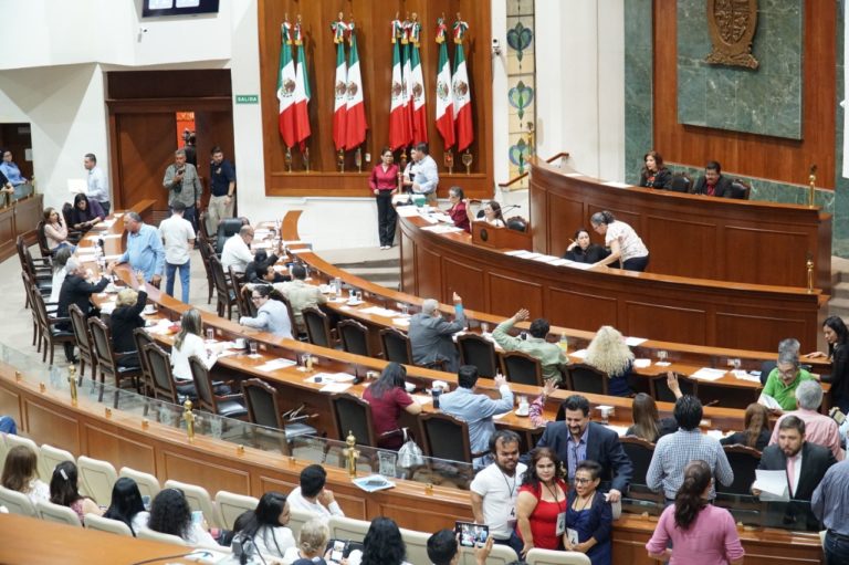 Diputados quieren evitar paros cardiacos en eventos masivos