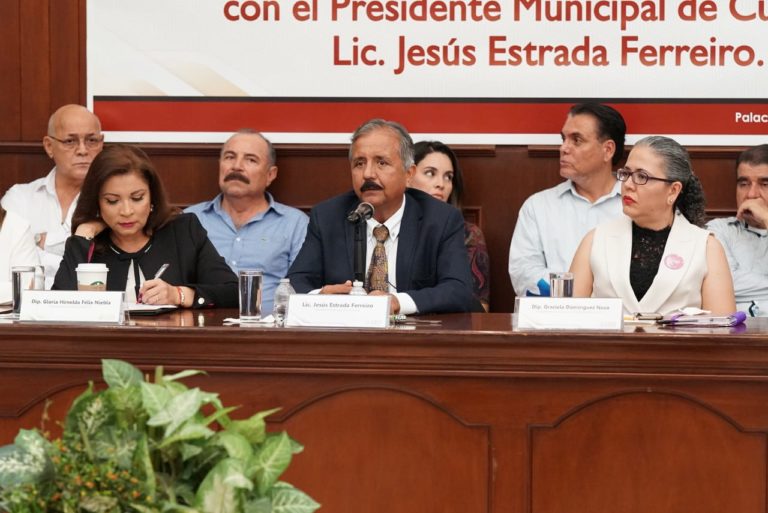 Garrote y aplausos; Alcalde admite responsabilidad en muerte de Alejandra