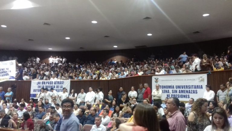 Se apuesta la UAS ante diputados; acusa defensa de autonomía