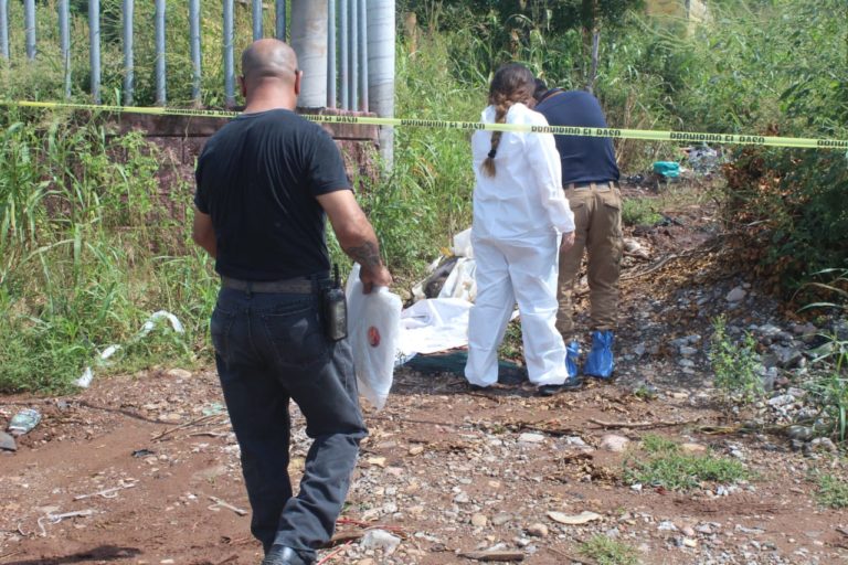 Encuentran cadáver putrefacto envuelto en lona