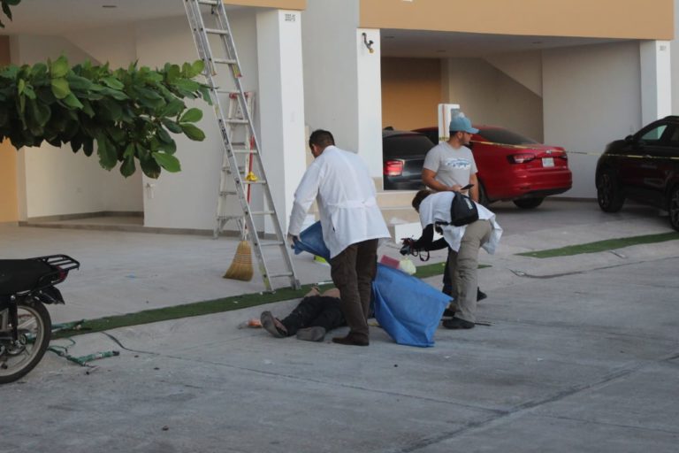 Muere pintor al caer desde un tercer piso