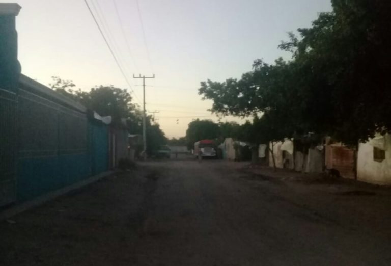En penumbra, así luce el camino al cementerio en Villa Juárez