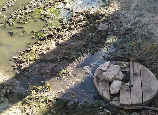 Desborda drenaje en Villa Juárez