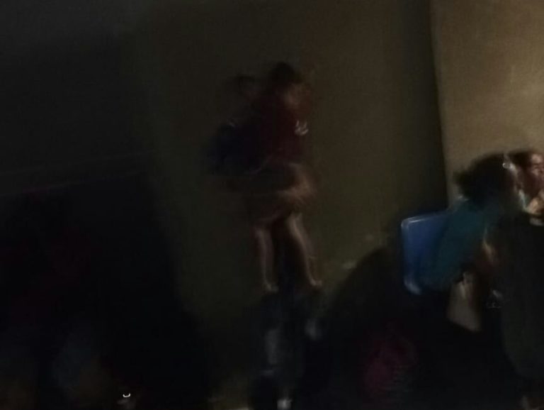 Niños enfermos esperan desde las 2 de la tarde en IMSS Navolato y no los atienden