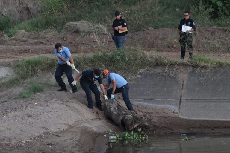 Envuelto en sábanas estaba flotando cadáver en canal de Recursos