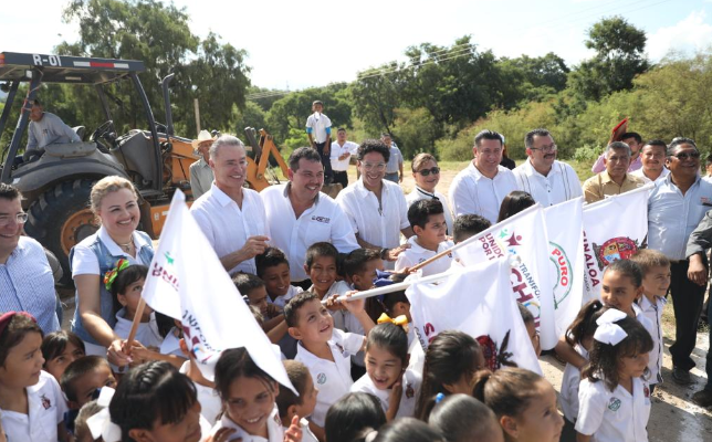 Da Quirino banderazo a escuela para desplazados en La Culebra