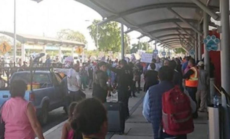 Protestan campesinos en aeropuerto de Mazatlán por secuestro de su líder