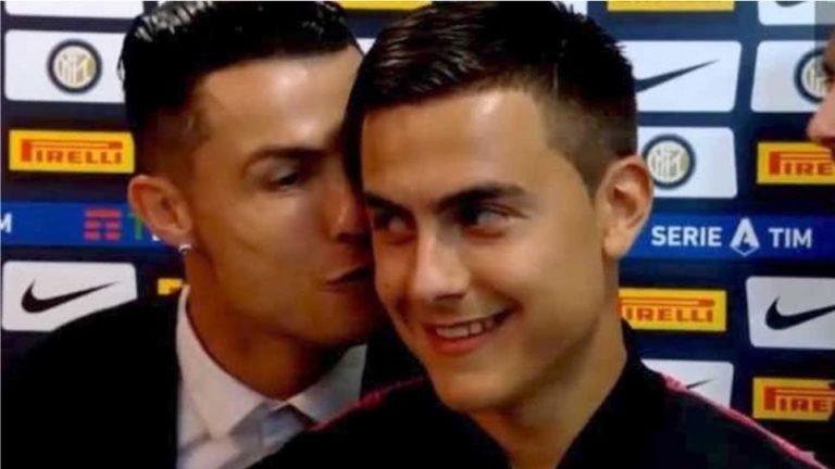 Los besos de Cristiano Ronaldo a Dybala y Bonucci tras el partido entre Juventus e Inter
