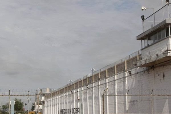 Tras fuga de reos destituyen a director de penal en Culiacán