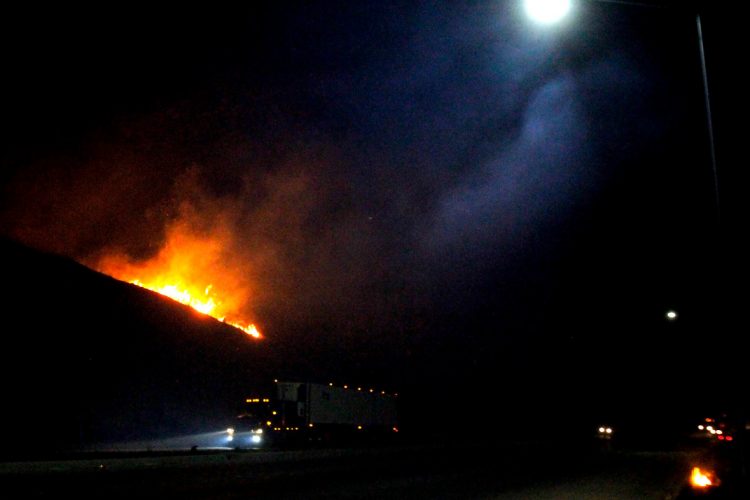 Obligan incendios a suspender clases en Tijuana