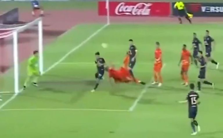 ¡Como los Supercampeones! Jugadores marcan gol con doble chilena