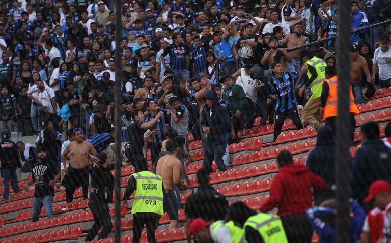 Violencia y protestas dejan una jornada negra para la historia de la Liga MX
