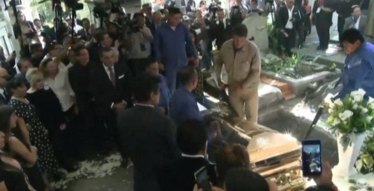 Sepultan los restos de José José junto a los de su madre