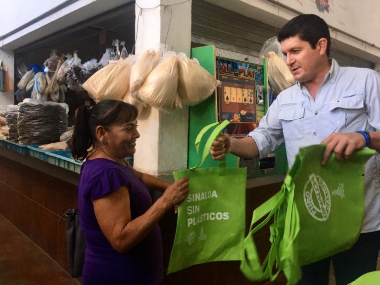 Reparten en Navolato mil bolsas reutilizables para inhibir uso del plástico