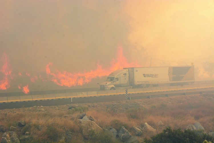 Incendios en Baja California dejan cuatro muertos y más de 200 casas dañadas