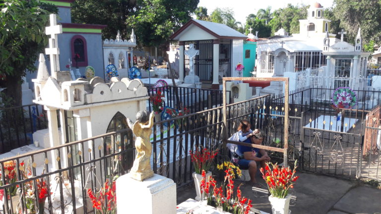 Esperan 400 mil visitantes a panteones de Culiacán y Navolato