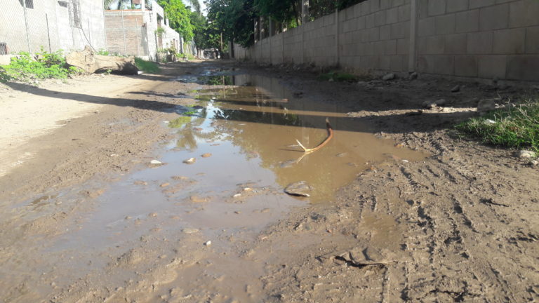 Van 13 meses y las calles en Navolato siguen igual