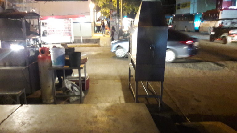 Arde asador en la calle y ayuntamiento omite el peligro