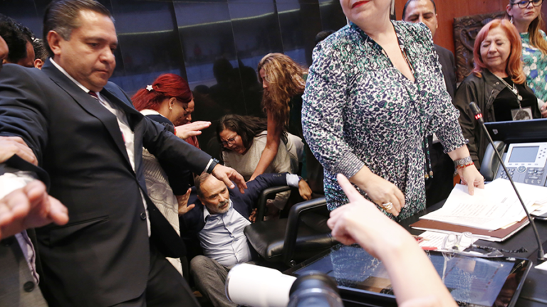 Entre gritos y jaloneos Rosario Piedra rinde protesta como titular de CNDH