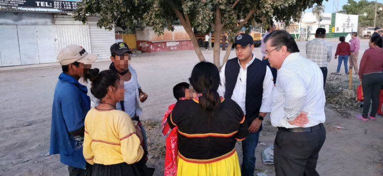 Bajan de camiones agrícolas a 24 niños y jóvenes