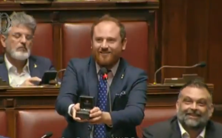 Diputado italiano pide matrimonio en sesión parlamentaria