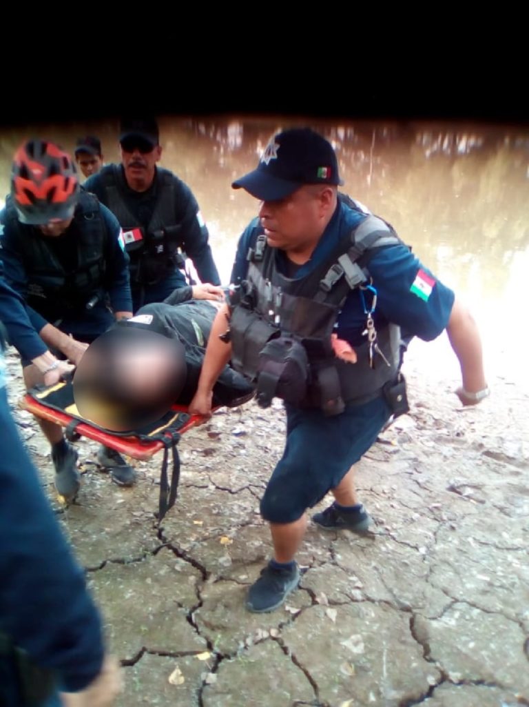 Joven de 15 años se arroja de puente y la salvan policías