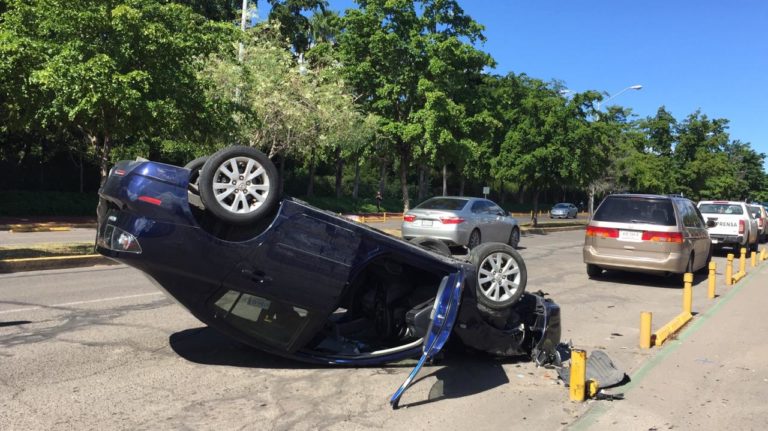 Resultó sólo con golpes leves; la salvó el cinturón de seguridad
