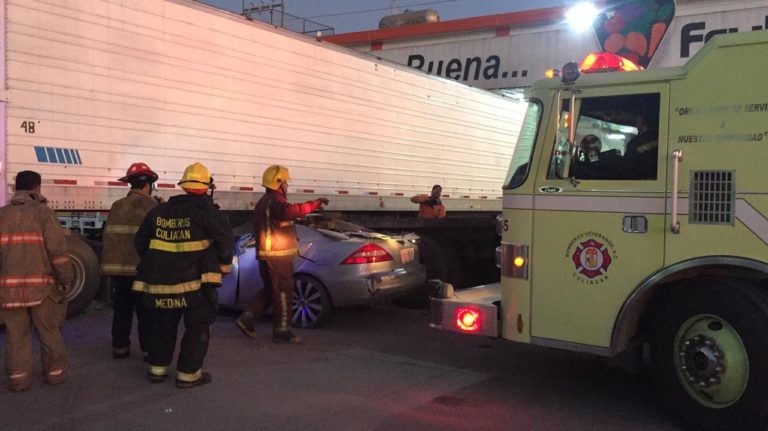 Muere al chocar con tráiler el Mercado de Abastos