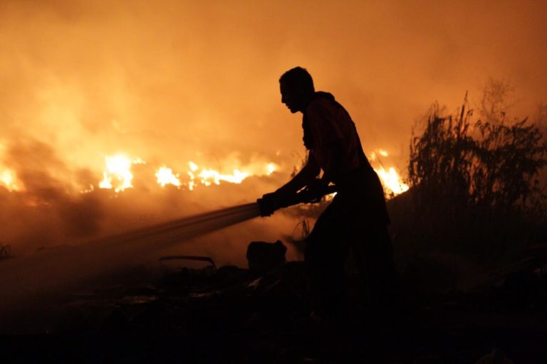 Se incendia basurón clandestino al sur de Culiacán
