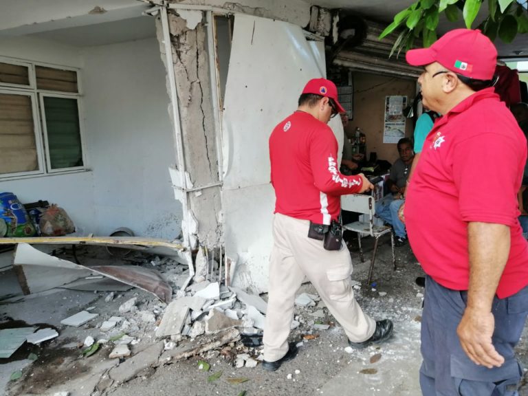 Auto termina en una casa tras pasarse semáforo en rojo