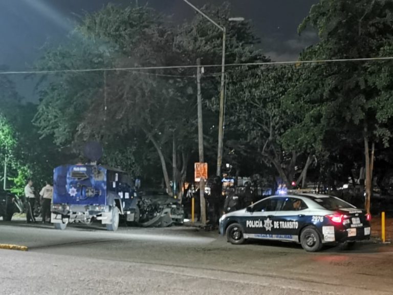 Impacta ‘Rino’ a joven; se salva pese a pérdida total del auto