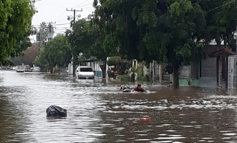 En 20 minutos se inunda Navolato