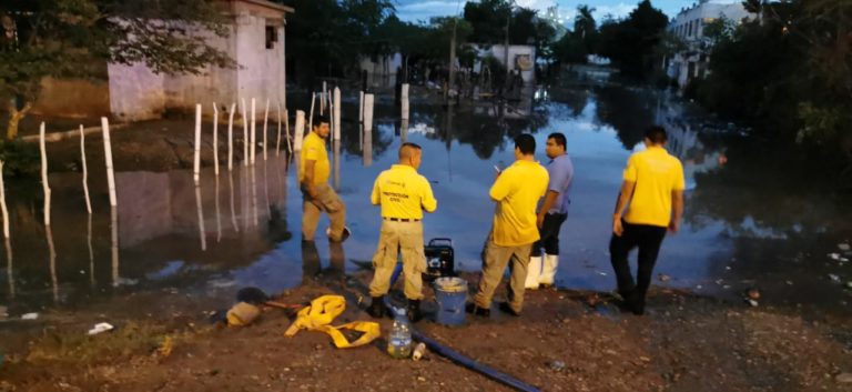 Lluvias dejan pueblos sin luz, sin agua e inundados en Navolato