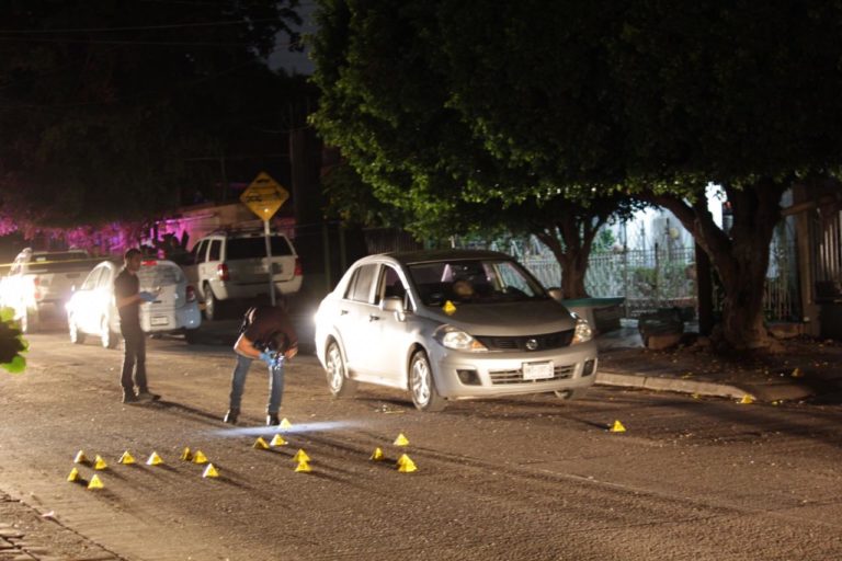 Lo asesinan en un automóvil; había 17 balas