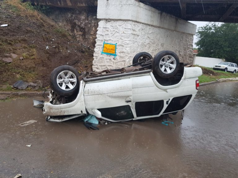 Vuelca camioneta en Guamúchil; hay un muerto y cinco heridos