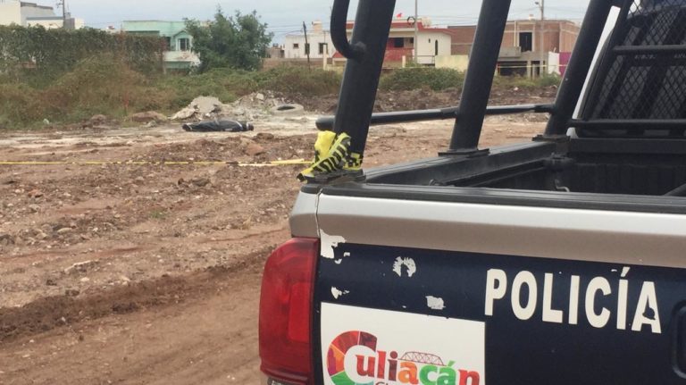 Envuelto en plástico, cadáver a un costado del Mercado de Abastos