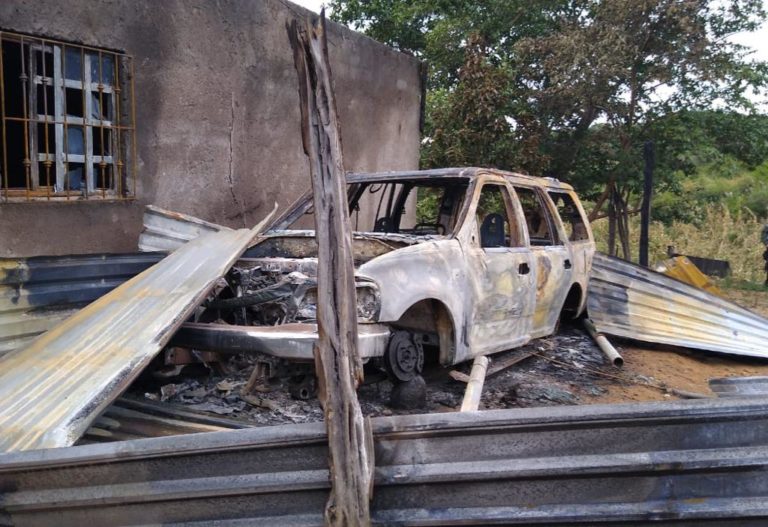 Un hombre colgado a un árbol, casas y autos incendiados localizan en la sierra de Mocorito