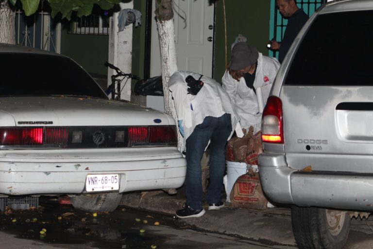 Reparaba una bicicleta fuera de su domicilio y lo ejecutan