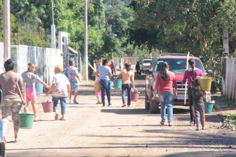 Dan cubetas, escobas y cloro; olvida ayuntamiento dragado total del dren Cedritos